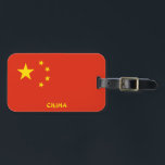 Étiquette À Bagage Chine Drapeau national patriotique<br><div class="desc">Drapeau national de Chine Bagage patriotique Tag avec le drapeau chinois imprimé sur le côté de l'étiquette. Le nom du pays écrit avec la police vibrante est intégré dans la conception du fond. Le texte est entièrement personnalisable à l'aide de la fonction "Customiser !". L'autre côté de la balise est...</div>