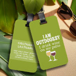 Étiquette À Bagage Citation de vin amusant - Je bois du vin sur mon p<br><div class="desc">Un petit humour à boire que vous pouvez transmettre à vos copines amoureuses du vin. Faites-les rire avec ce cadeau de bâillon humoristique ou d'éléphant blanc. Je suis à l'extérieur - je bois du vin sur mon patio.</div>