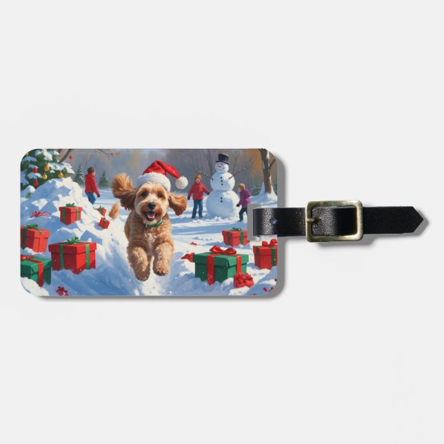 Étiquette À Bagage Cockapoo courant dans la neige avec un chapeau de  (Devant horizontal)