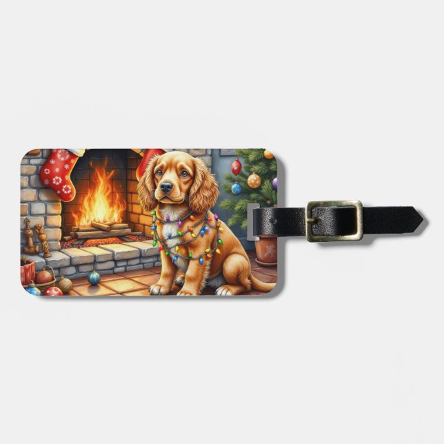 Étiquette À Bagage Cocker Spaniel près de la cheminée avec des lumièr (Devant horizontal)