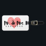 Étiquette À Bagage Coeur empilé Rustique M & Mme Monogram<br><div class="desc">Un coeur estampillé, pour vous et votre amour. Rustique, élégant, doux. Cette étiquette de bagage comporte un arrière - plan blanc, un coeur de style timbre rose et un texte joliment écrit à la main. C'est à la fois amusant et élégant à la fois - juste le bagage tag pour...</div>