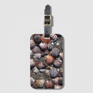 Étiquette À Bagage Coquillages colorés crantés sur un sable noir