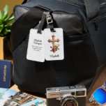 Étiquette À Bagage Croix en bois élégante aux fleurs roses<br><div class="desc">Une étiquette à bagages avec une jolie illustration représentant une simple croix en bois recouverte de fleurs roses et de feuilles verts.</div>