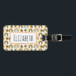 Étiquette À Bagage Cute Bumble Bee et Rainbows Motif<br><div class="desc">Marque de bagage personnalisée avec un arrière - plan à motifs mignon. Des abeilles et des arcs-en-ciel pleins de petits coeurs et d'étoiles dispersés un peu partout. Adorable et délicieux. Un rectangle superposé avec votre nom personnalisé à l'intérieur.</div>