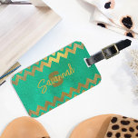 Étiquette À Bagage Design Moderne Chic Vert Et Or Chevron<br><div class="desc">Conception moderne et personnalisée d'étiquette à bagages avec motif chevron or sur un arrière - plan vert avec votre texte personnalisé au milieu. Le texte est entièrement personnalisable. Pour le modifier, utilisez l'option Personnaliser. Pour d'autres modifications, telles que les modifications apportées à la police, à la couleur de police ou...</div>