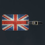 Étiquette À Bagage Drapeau Union Jack britannique dans style rétro te<br><div class="desc">Britanniques Union Jack Ensign échelle de drapeau 3:5 avec une texture rétro ou grungy Vintage. La conception actuelle du drapeau de l'Union date d'une proclamation royale à la suite de l'union de la Grande-Bretagne et de l'Irlande en 1801. Le drapeau combine les aspects de trois drapeaux nationaux plus anciens :...</div>