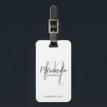 Étiquette À Bagage Écrivain Personnalisé De Script Moderne<br><div class="desc">Ajoutez une touche personnelle à votre mariage avec une étiquette de bagage de demoiselle d'honneur personnalisée. Cette étiquette de bagage comporte le nom de la femme de ménage de pont personnalisée en style de police de script moderne gris et monogramme en style de police de script moderne gris clair comme...</div>