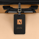 Étiquette À Bagage Élégant monogramme en or noir et script de nom<br><div class="desc">Luxe élégant monogramme moderne et signature nom de marque bagage personnalisé avec un carré en cuivre en or faux métallique avec nom initial sur un arrière - plan en cuir noir comme (IMPRIMÉ TEXTURE).                   Peut être un cadeau d'anniversaire,  de mariage,  de Noël ou tout autre cadeau d'anniversaire.</div>