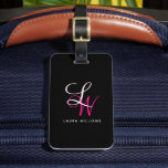 Étiquette À Bagage Élégant Monogramme noir rose Script<br><div class="desc">Marque de bagage en or rose et en monogramme rose vif avec monogramme tendance avec initiales et un nom en rose et rose vif sur un arrière - plan noir.</div>