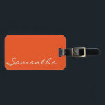Étiquette À Bagage élégant simple moderne chic tendance monogramme or<br><div class="desc">Ce design étonnant et sophistiqué comprend votre nom,  ou tout texte personnalisé,  dans un gris acier clair sur un arrière - plan orange foncé solide.</div>