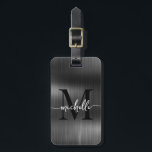 Étiquette À Bagage Élégante Initiale de Monogramme en Or de Style Scr<br><div class="desc">Étiquette de bagage personnalisée moderne élégante et féminine avec monogramme initial nom écriture personnalisée en métal noir. Ce design présente un prénom dans une jolie calligraphie (ou typographie) avec queue à enjolivures et monogramme initial, informations d'adresse sur un fond en faux métal noir. Celles-ci sont faciles à personnaliser. Cadeau élégant...</div>