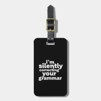 Enseignant anglais drôle corrigeant silencieusemen