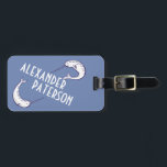 Étiquette À Bagage Étiquette bleue de bagage personnalisée par<br><div class="desc">Repérez votre bagage immédiatement sur le carrousel de retrait des bagages et assurez-vous qu'il trouve toujours son chemin de nouveau à vous avec cette étiquette de bagage comportant des illustrations de deux narwhals sur un fond de bleu de denim. Employez les champs suffisance-dans-le-vides pour ajouter facilement votre nom à l'avant...</div>