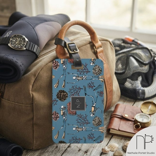 Étiquette À Bagage Étiquette de bagage monogramme squelette de plonge (Scuba Diver Skeleton Coral Monogram Luggage Tag featuring hand drawn ocean art and custom initials)