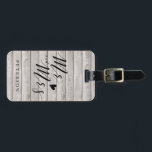 Étiquette À Bagage Étiquette en bois rustique personnalisée de bagage<br><div class="desc">Une étiquette mignonne de bagage le facilitent pour repérer votre sac ! Ceci est particulièrement conçu pour des nouveaux mariés lune de miel,  anniversaires et plus.</div>
