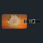 Étiquette À Bagage Étiquettes bouddhistes de bagage de SGI - fleur de<br><div class="desc">Le beau bagage étiquette, avec une conception de fleur de lotus blanc, sur un arrière - plan orange de lever de soleil, comportant le chant bouddhiste de SGI : "Nam Myoho Renge Kyo" vous pouvez le customiser en ajoutant un nom, une date, ou un texte de vos propres (à l'avant...</div>