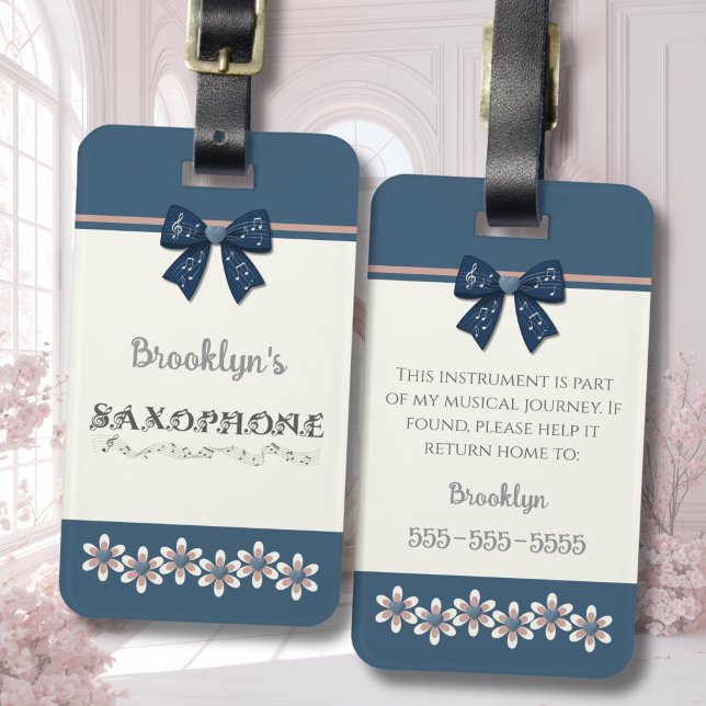 Étiquette À Bagage Étui d'instrument Saxophone à nœud papillon Coquet (Trendy navy blue coquette bow saxophone case tag with personalized musical journey contact back.)