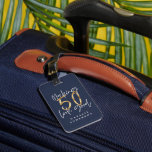 Étiquette À Bagage Faire paraître 50 beau anniversaire d'or bleu<br><div class="desc">Célébrez votre 50e anniversaire en style avec cet effet bleu,  blanc et or 50 et fabuleux design d'anniversaire. Un design moderne avec texte de script et graphismes en gras. Modifiez la couleur pour la customiser. Partie d'une collection.</div>