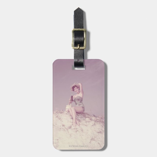 Étiquette À Bagage Femme détendant sur la plage (Devant Vertical)