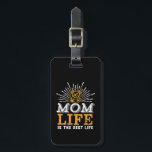 Étiquette À Bagage Fête des mères amusantes Maman La vie est la meill<br><div class="desc">Maman Vie Est La Meilleure Vie. Fantastique vie de mère et conception de la maternité pour le cadeau de la Fête des Mères. Marchandises rétro vintage cool pour la femme spéciale dans votre vie et super-héros appelé maman, maman, maman ou maman. Parfait pour la nouvelle mère de petits enfants, garçons...</div>