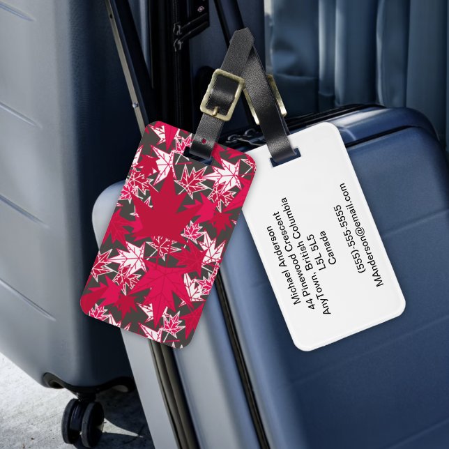 Étiquette À Bagage Feuilles d'érable sur un Arrière - plan de charbon (Maple Leaves on a Charcoal Background Luggage Tag by The Canadian Outpost Shop)