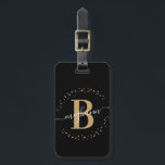 Étiquette À Bagage Fille Elegant Noir Nom Monogramme Script<br><div class="desc">Fille,  minimaliste,  simple,  moderne,  noir et or monogramme nom initial script personnalisé monogrammed bagage tag. Doté d'une initiale monogramme et d'un script de signature de nom de poutre dans une police calligraphique manuscrite avec des queues d'échange et un cadre en cercle pointillé autour de votre monogramme.</div>