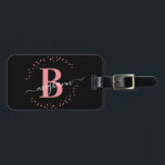 Étiquette À Bagage Fille Elegant Noir rose Nom Monogramme Script Lugg<br><div class="desc">Fille,  minimaliste,  simple,  moderne,  noir et rose monogramme nom initial script personnalisé monogrammed bagage tag. Doté d'une initiale monogramme et d'un script de signature de nom de poutre dans une police calligraphique manuscrite avec des queues d'échange et un cadre en cercle pointillé autour de votre monogramme.</div>