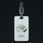 Étiquette À Bagage Filles Bleu Bleu Bleu Baleine Enfants<br><div class="desc">Cette étiquette de bagage mignonne et capricieuse pour enfant comporte une baleine bleue, une orque, du poisson et des algues, et peut être personnalisée avec le nom de votre fille et les coordonnées de votre personne. Le cadeau idéal pour votre bébé, votre tout-petit ou votre premier voyage à la plage....</div>