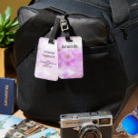 Étiquette À Bagage Fleurs de fleurs de cerisier rose<br><div class="desc">Une étiquette de valise avec une belle photo représentant des fleurs de cerisiers roses. Image rêvée avec lumières bokeh et étincelles.</div>