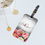Étiquette À Bagage Fleurs vintages sur nom noir blanc et initiale<br><div class="desc">Belle marque de bagage personnalisée avec fleurs vintages sur un motif géométrique noir et blanc op art. Le texte est entièrement personnalisable. Pour le modifier, utilisez l'option Personnaliser. Utilisez l'outil Modifier la conception pour effectuer des ajustements supplémentaires, tels que la police, la couleur de police ou la disposition du texte....</div>