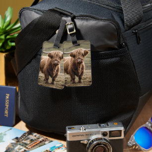Étiquette À Bagage **"Furry Majesty : The Woolly Brown Highland Cow"*