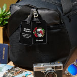 Étiquette À Bagage Goth Crâne avec Fleurs rouges et Feuilles d'or<br><div class="desc">Une étiquette de bagage avec une illustration de style goth. Belles roses rouges et feuilles d'or entourant un crâne noir et blanc.</div>
