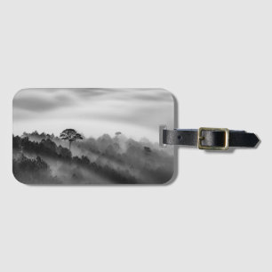 Étiquette À Bagage Grand arbre dans la forêt de pin dans la brume