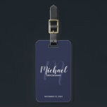 Étiquette À Bagage Groomsmans de marine moderne Script personnalisé<br><div class="desc">Ajoutez une touche personnelle à votre mariage avec une étiquette de bagage personnalisée pour groomsmen. Cette étiquette de bagage comporte le nom des groomsmen personnalisées en blanc style de police de script moderne et monogramme en bleu marine clair style de police de script moderne comme arrière - plan avec titre...</div>