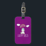 Étiquette À Bagage Happy Vibes Typographie Awesome Rainbow & Unicorn<br><div class="desc">Une étiquette à bagages avec un adorable dessin d'une licorne géniale assise sur son cul paisible et heureuse. Des nuages moelleux et un arc-en-ciel coloré. Texte : Happy Vibes. Une merveilleuse positivité. Placé sur un arrière - plan d'aquarelle rose violet.</div>