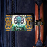 Étiquette À Bagage Hawaii Turquoise Bouddha Photo Nom personnalisé Sc<br><div class="desc">J'ai bien voulu découvrir cette statue de Bouddha asiatique dans un jardin hawaïen luxuriant, respirez la paix et la solitude. Prenez un moment de détente en voyageant avec cette étiquette de bagage personnalisée. Fait un grand cadeau stimulant et inspirant! Entrez simplement le nom de votre choix et vous pouvez facilement...</div>