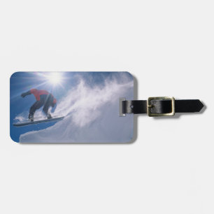Étiquette À Bagage Homme sautant d'une grande corniche en snowboard