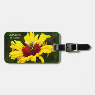 Étiquette À Bagage La petite abeille repose sur un Fleur sauvage jaun