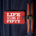 Étiquette À Bagage La vie commence à 50 étiquettes de bagages drôles<br><div class="desc">Étiquette de bagage pour un 50e anniversaire drôle "La vie commence à 50 ans". Étiquette de bagages amusante pour hommes et femmes de cinquante ans. Modifiez l'âge en conséquence. Design de typographie vintage délavé avec âge personnalisé. Ajoutez votre propre numéro personnalisé. Idée de cadeau surprise de fête d'anniversaire cool pour...</div>