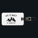Étiquette À Bagage La Vie Est Douce À 4 000 Pieds<br><div class="desc">Ce sont les plus hautes montagnes du Colorado,  de Californie et de l'Etat de Washington. Ils vous appellent - sortez et montez !</div>