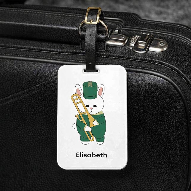Étiquette À Bagage Lapin de groupe de trombone personnalisable vert e (A luggage tag with a bunny holding a trombone in a green & gold marching band uniform.)