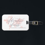 Étiquette À Bagage L'aventure attend la carte du monde couleur rose a<br><div class="desc">L'aventure attend les étiquettes de bagage de carte du monde couleur rose aquarelle. Texte de script et de belles illustrations d'aquarelle peintes à la main. Idéal pour une lune de miel nouvellement mariée ou des cadeaux de fin d'études.</div>