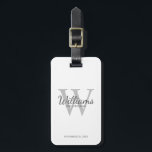 Étiquette À Bagage Le nom et le monogramme des développeurs de script<br><div class="desc">Ajoutez une touche personnelle à votre mariage avec une étiquette de bagage personnalisée pour groomsmen. Cette étiquette de bagage comprend le nom du marionnettiste personnalisé en style de police de script classique gris avec des détails mariages en style de police serif classique gris et monogramme en style de police serif...</div>