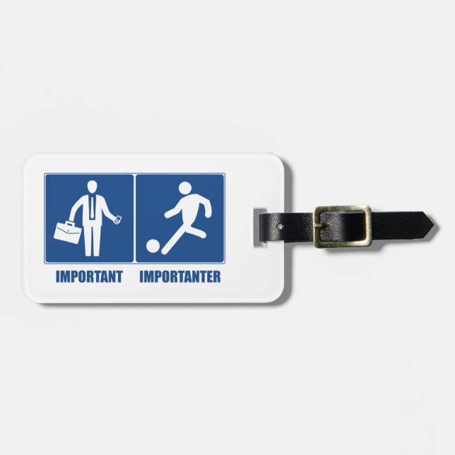 Étiquette À Bagage Le Travail Est Important, Le Football Est Importan (Devant horizontal)