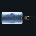 Étiquette À Bagage Les montagnes appellent les étiquettes des bagages<br><div class="desc">Silhouettes de montagne et réflexions dans les tons bleus. Avant Exemple de texte basé sur une citation du naturaliste John Muir. Toutes les informations de contact personnalisables. Faites ressortir vos bagages sur un carrousel d'aéroport avec des motifs colorés et uniques de marqueurs !</div>