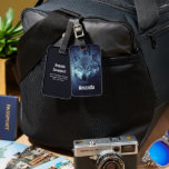 Étiquette À Bagage Loup sauvage magique aux yeux bleus Extraordinaire<br><div class="desc">Une étiquette de bagage avec l'image d'un loup mystique magique debout dans une forêt avec de la neige douce tombant autour. C'est des yeux bleus qui attirent vraiment votre attention.</div>
