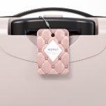 Étiquette À Bagage Luxueux Monogramme doré Rose<br><div class="desc">Notre collection "luxueuse tufted" présente de magnifiques arrière - plans dorés et dorés roses avec strass. Au milieu se trouve un espace réservé en forme de diamant pour les monogrammes et les informations d'affaires dans différentes couleurs. Consultez notre magasin pour obtenir des articles complémentaires de cette collection.</div>