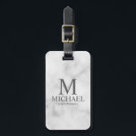 Étiquette À Bagage Marbre Nom et monogramme du Groomsman Personnalisé<br><div class="desc">Cadeaux personnalisés de Groomsman Black and White modernes avec monogramme personnalisé, nom et titre de groomsman en style serif classique gris sur arrière - plan en marbre blanc. Aussi parfait pour Best Man, Père de la Mariée et plus. Remarque : Les détails du marbre sont simulés dans l'oeuvre. Il n'y...</div>