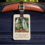 Étiquette À Bagage Mariage Vintage, Mariée et Marié avec Ménorah<br><div class="desc">Illustration vintage d'amour et de romance de cérémonie de mariage représentant un couple se mariant dans une belle synagogue avec des vitraux, des fleurs et une ménorah à sept branches. La mariée porte une longue robe de mariée blanche et le marié est beau dans son smoking.</div>