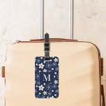 Étiquette À Bagage Marine bleu crème fleur motif rétro<br><div class="desc">Arrière - plan bleu marine avec motif floral de style rétro blanc et crème. Personnalisez et ajoutez votre lettre monogramme,  initiale. Vos coordonnées au verso.</div>